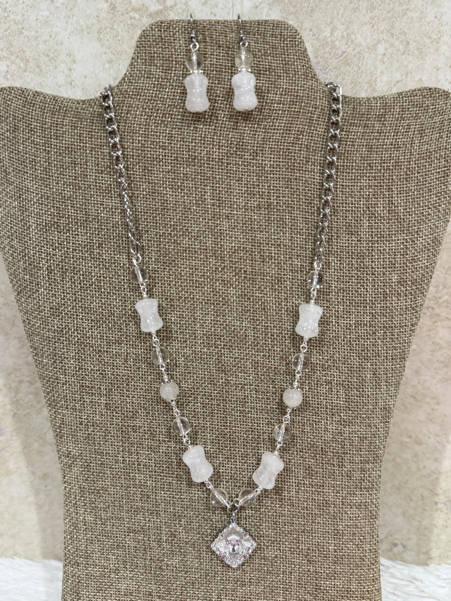 1136. Short necklace with white and clear quartz