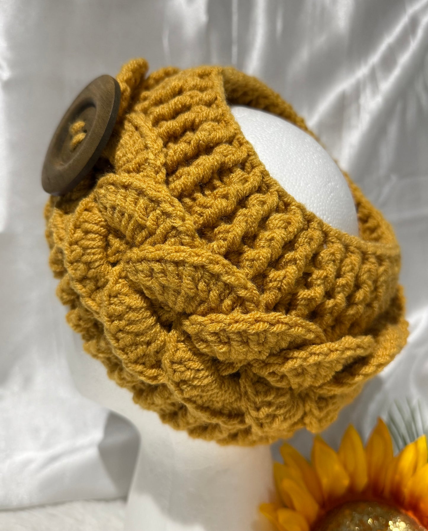 D001. Diadema con botón madera tejida a mano