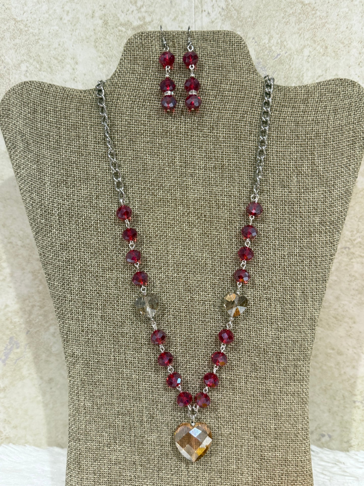 1140. Short necklace with red and honey crystals