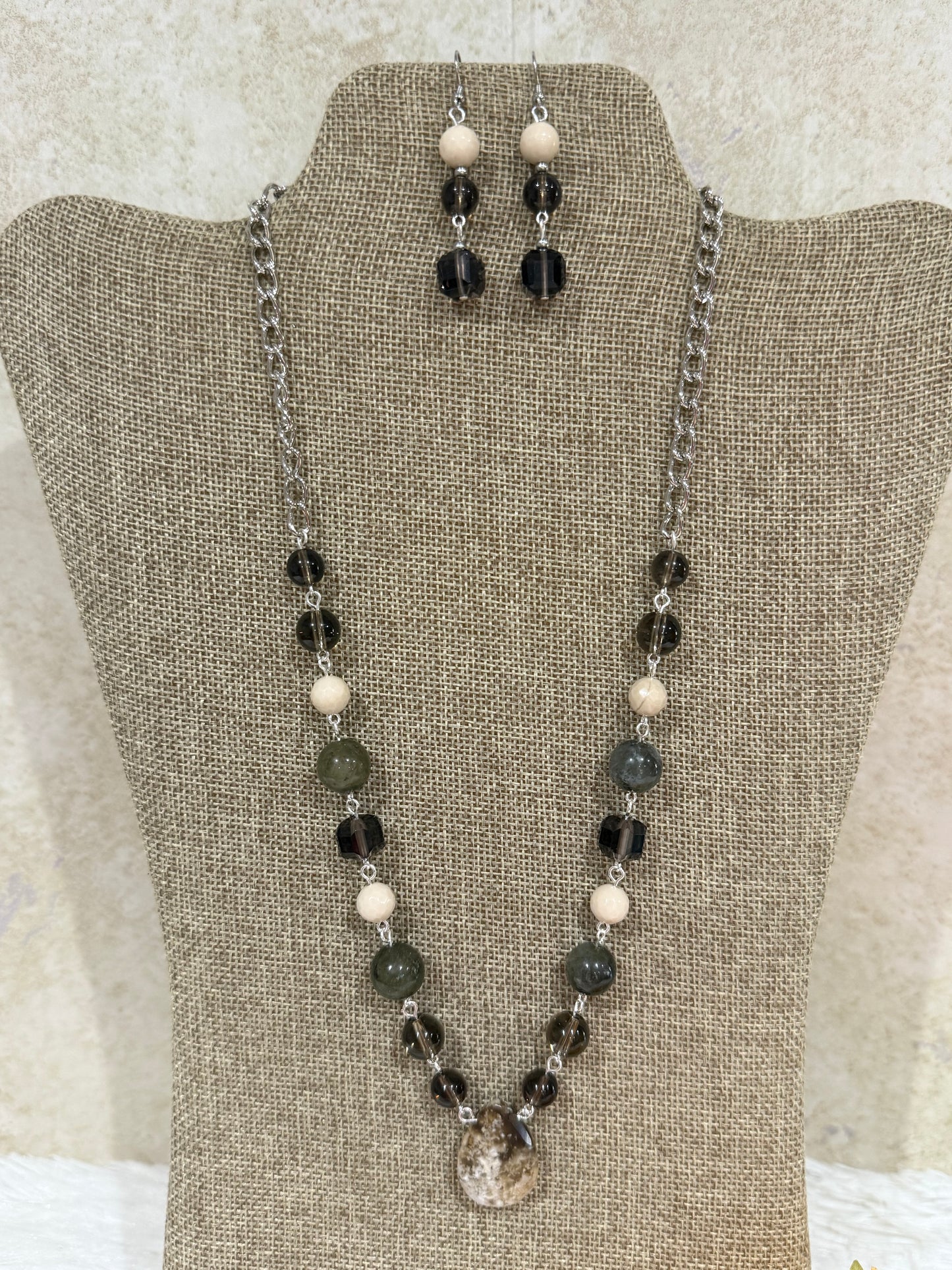 1149. Short necklace with smoky quartz, labradorite and natural fossil.