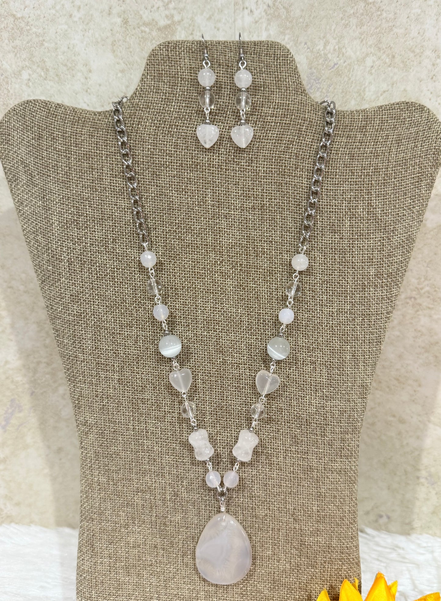 1152. Short necklace with clear quartz, cat’s eye and white agate.