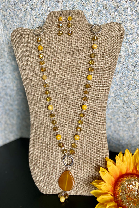 2029. Long necklace with yellow crystals and agate stone.