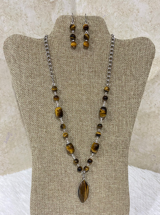 1125. Short necklace with brown tiger’s eye.