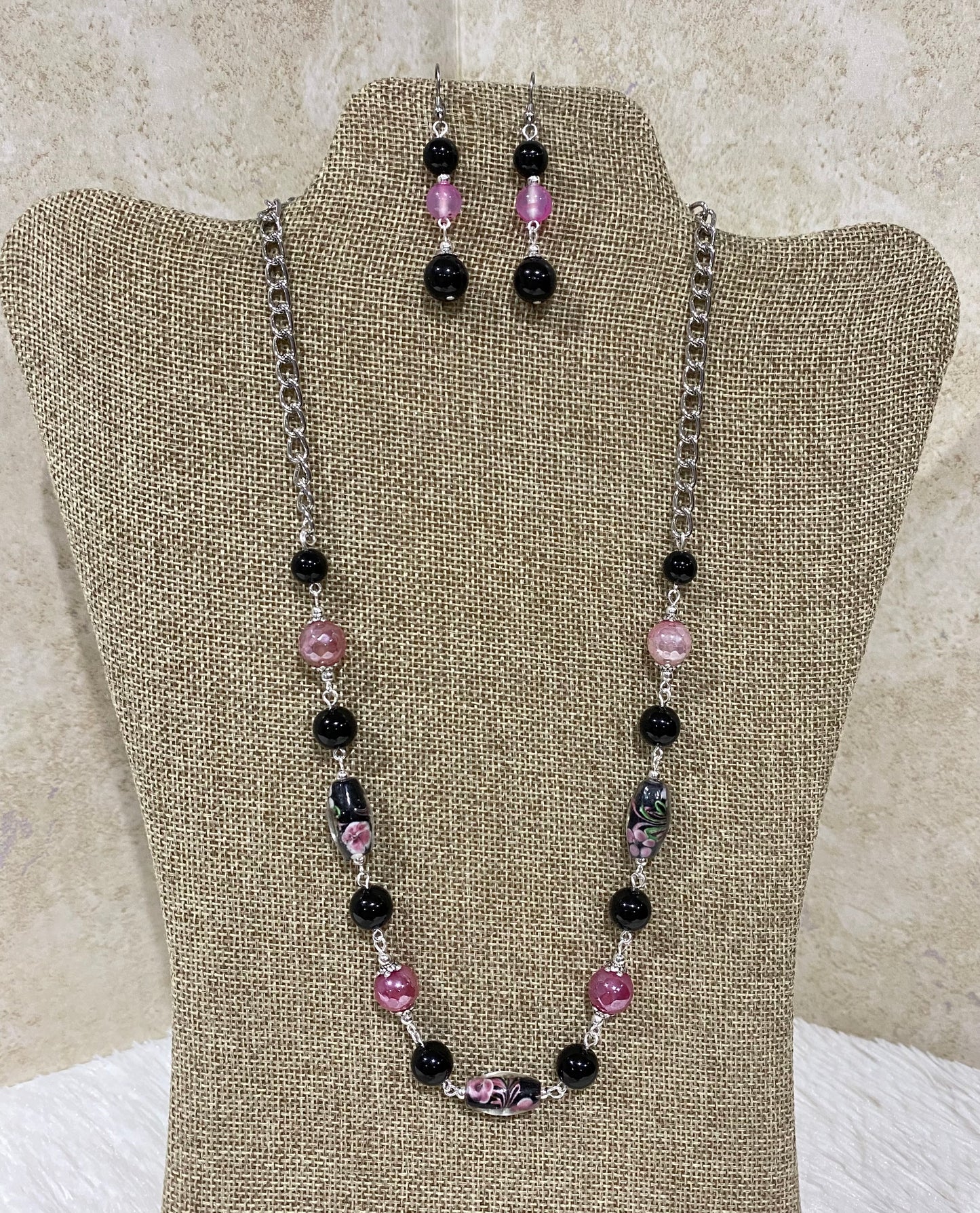 1118. Short necklace with onix and pink agate.