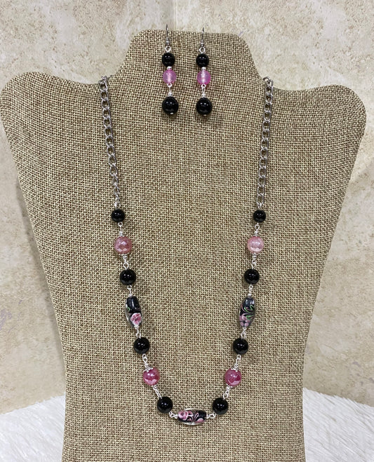 1118. Short necklace with onix and pink agate.