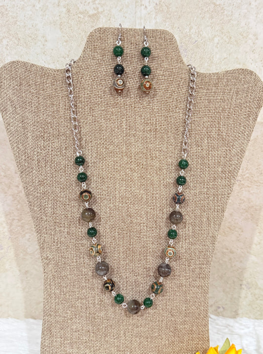 1147. Short necklace with labradorite, green jade and tibetian agate.