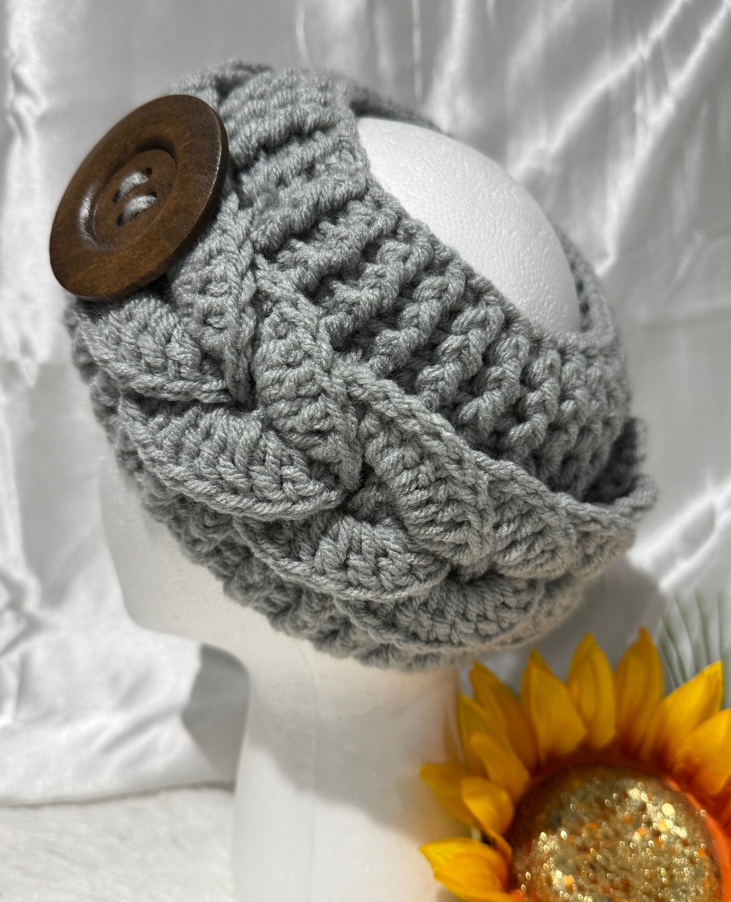 D001. Diadema con botón madera tejida a mano