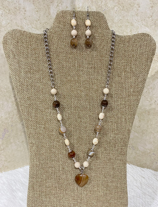 1126. Short necklace with brown agate, beige turquoise and natural fossil.