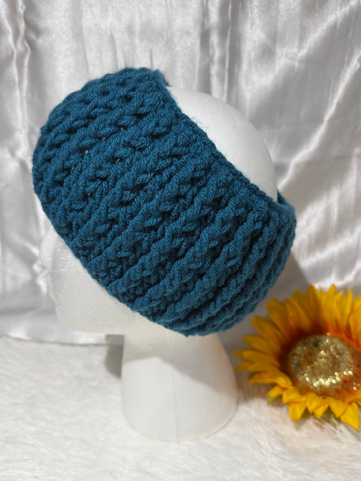 D004. Diadema redonda tejida a mano