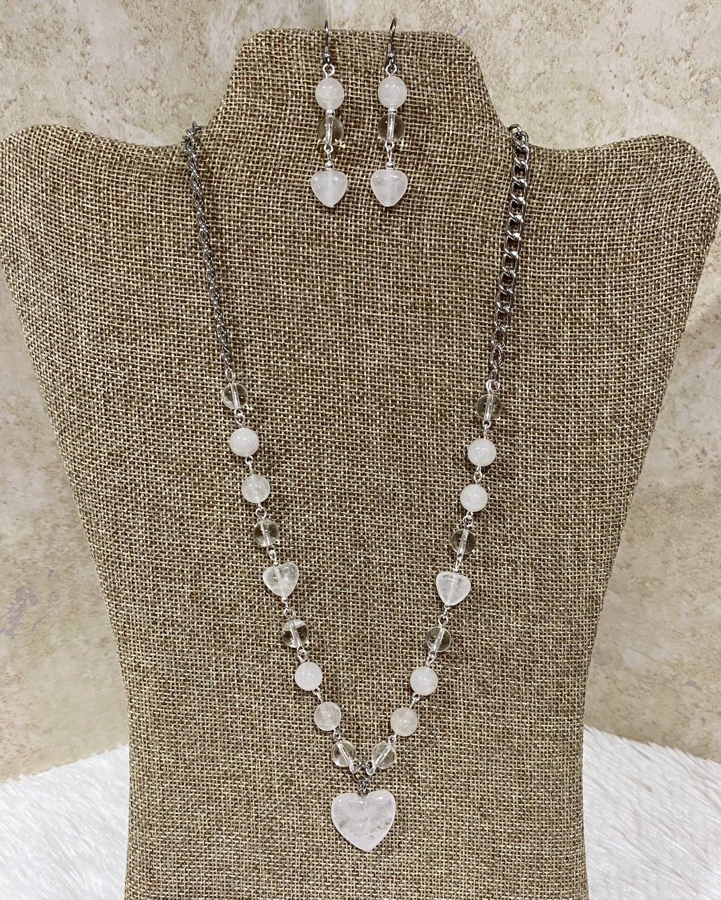 1130. Short necklace with clear and white quartz