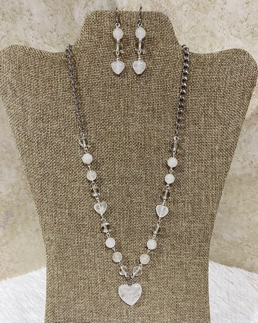 1130. Short necklace with clear and white quartz