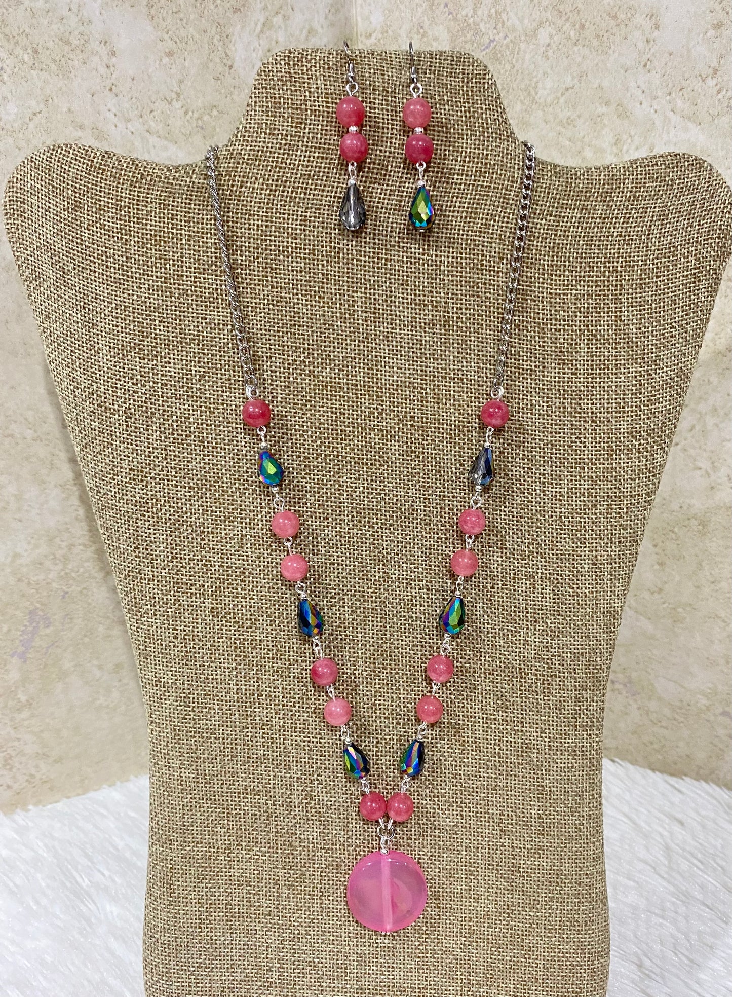 1123. Short necklace with crystal and pink jade.