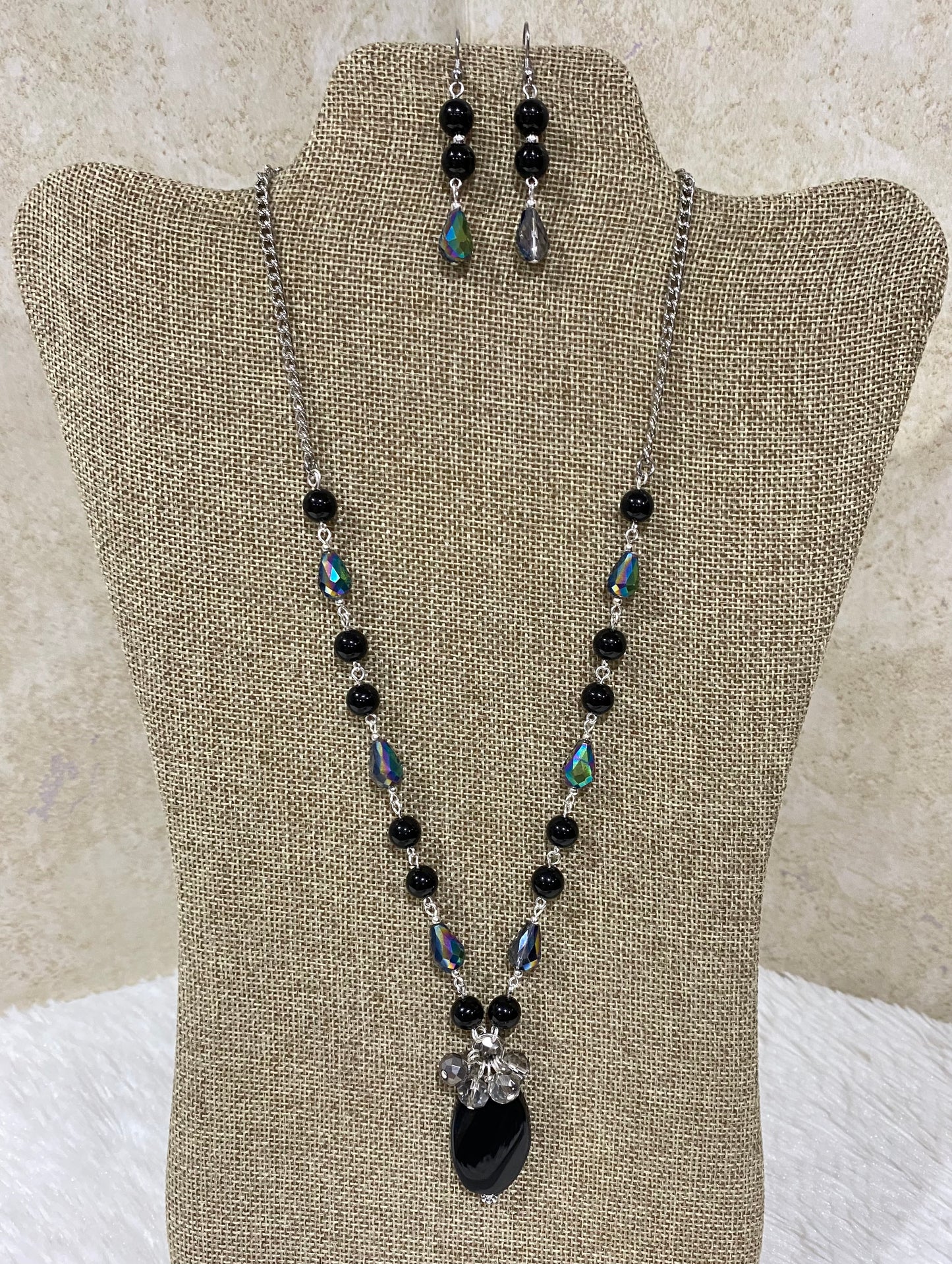 1121. Short necklace with crystal and black onix.