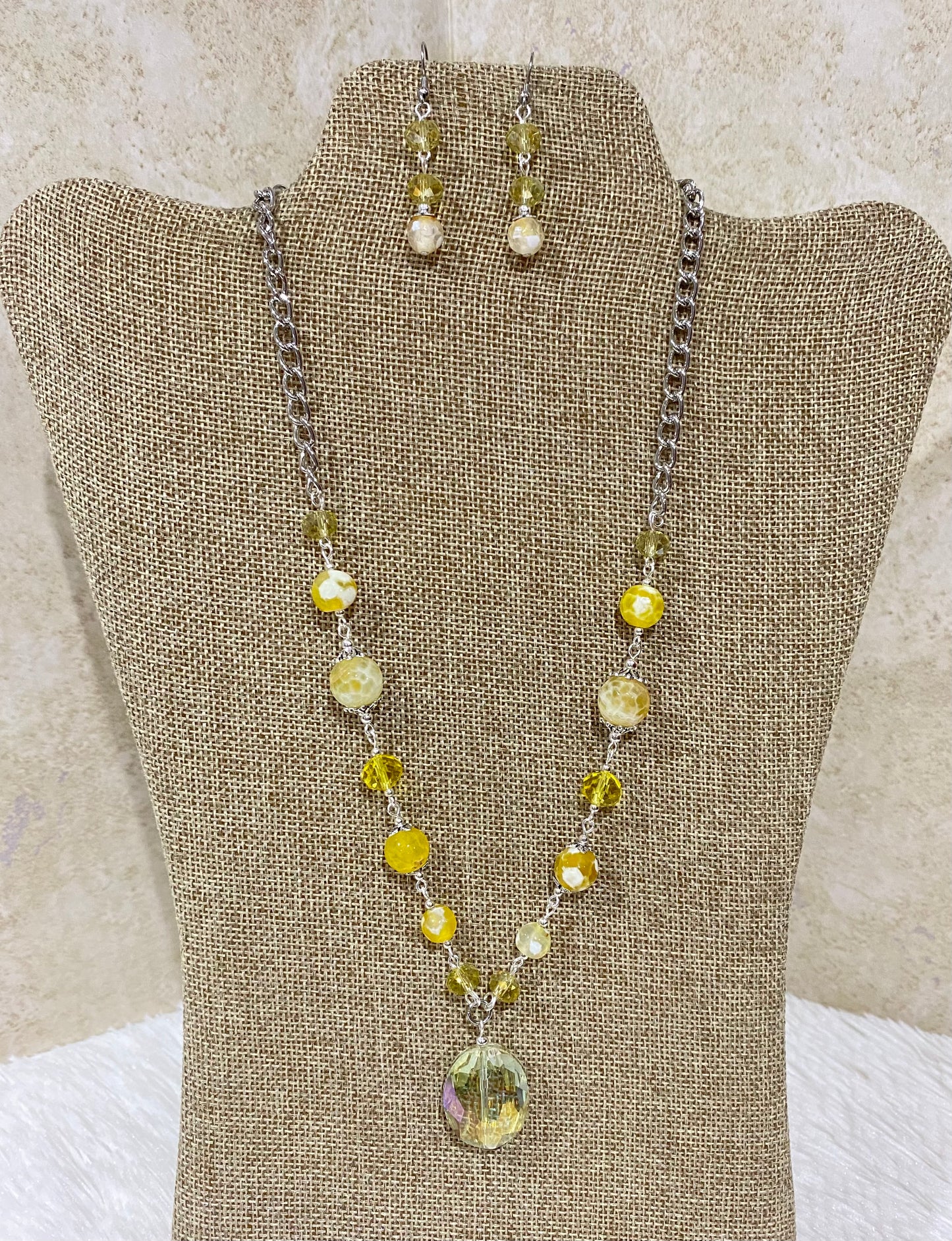 1111. Short necklace with yellow crystal and agate.