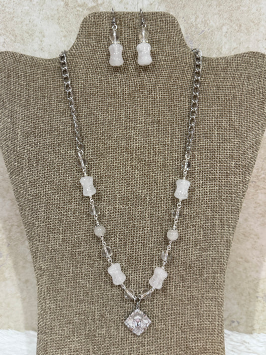 1136. Short necklace with white and clear quartz