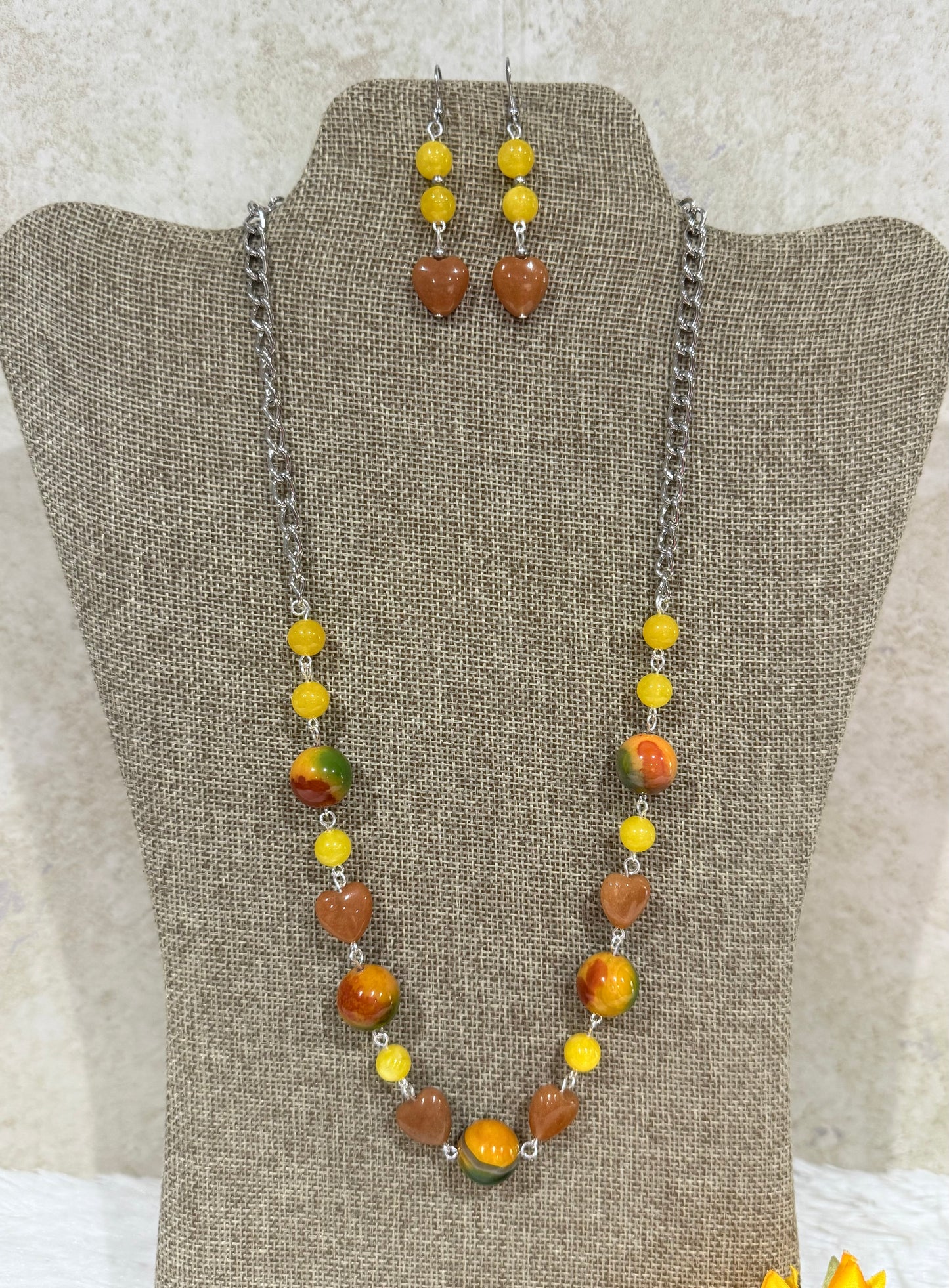 1151. Short necklace with yellow jade and tropical agate.