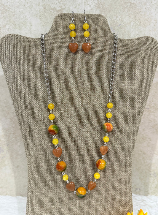 1151. Short necklace with yellow jade and tropical agate.