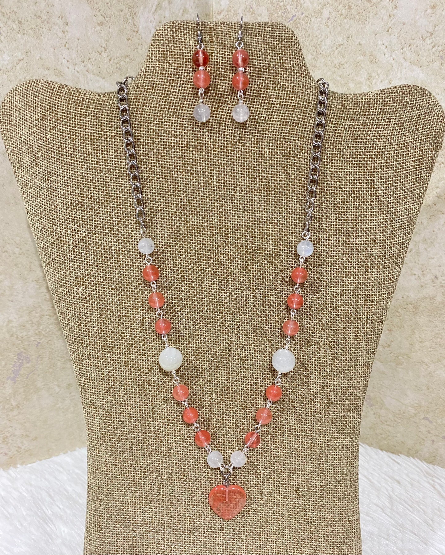 1131. Short necklace with cherry quartz and moonstone.