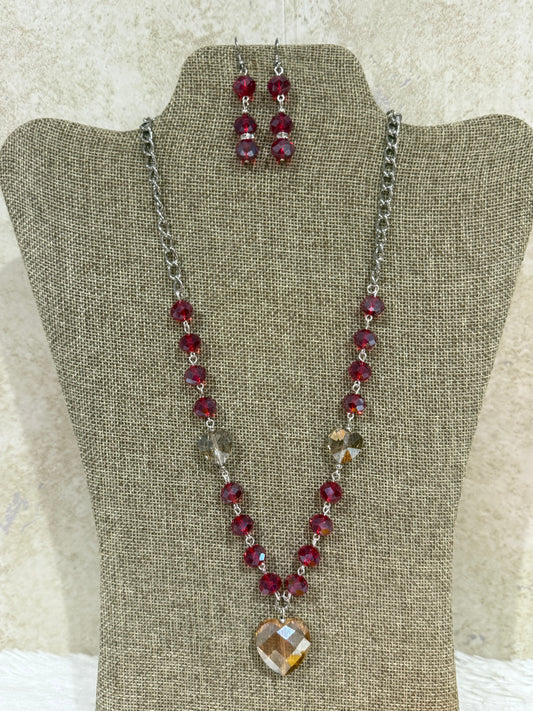 1140. Short necklace with red and honey crystals