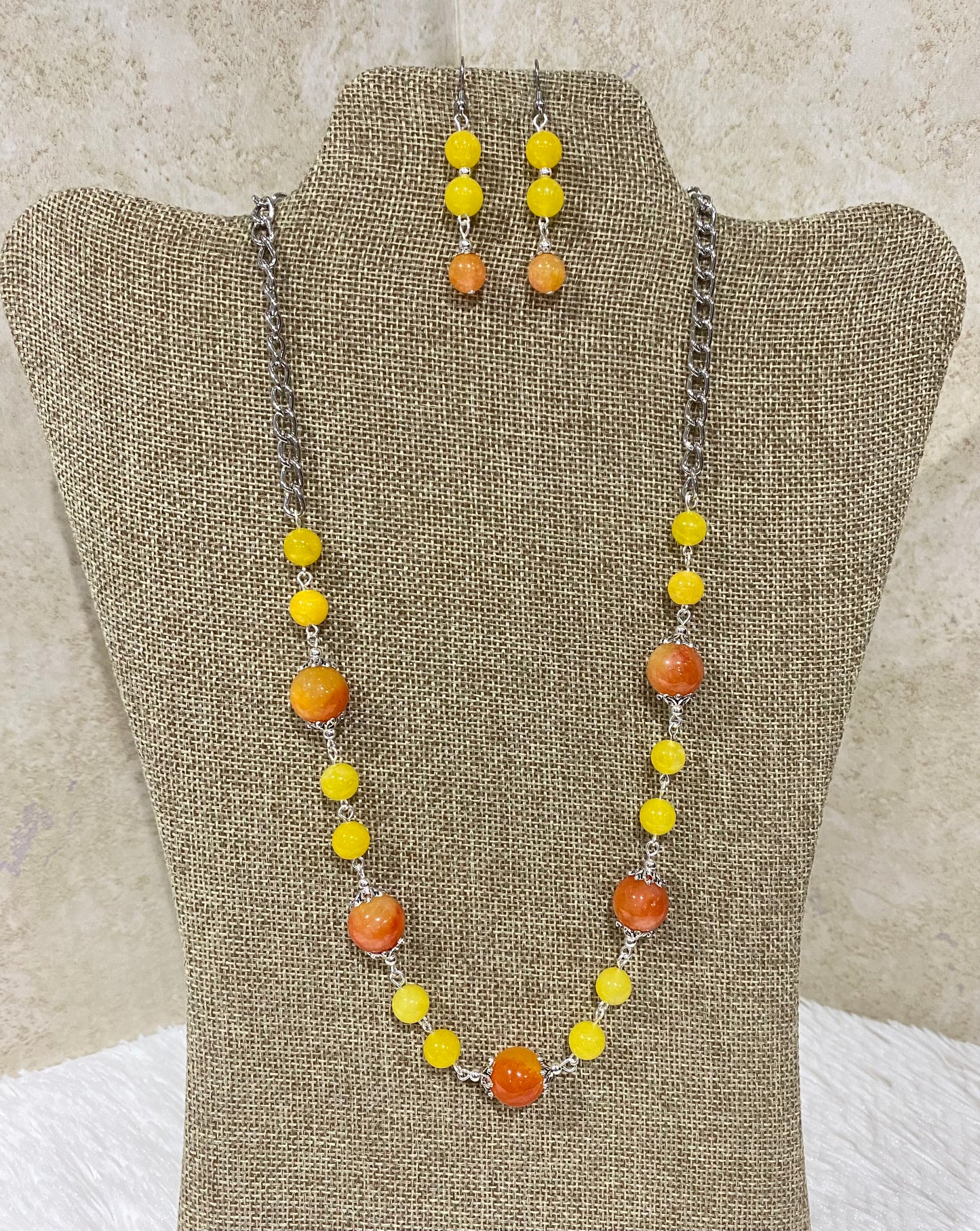 1120. Short necklace with yellow and orange agate