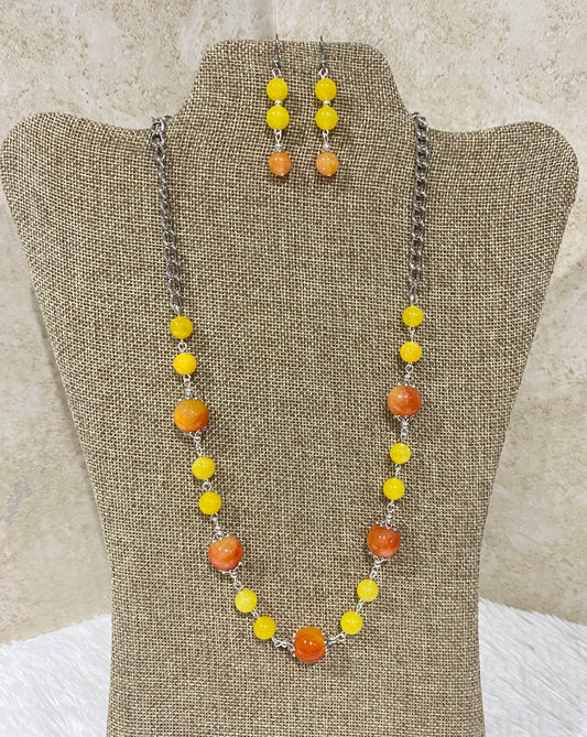 1120. Short necklace with yellow and orange agate