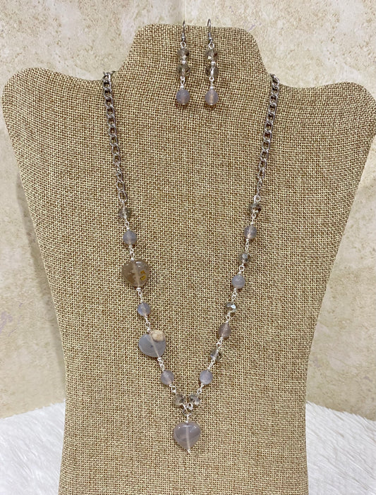 1127. Short necklace with crystal and gray agate.