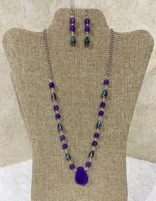 1122. Short necklace with crystal and purple jade.