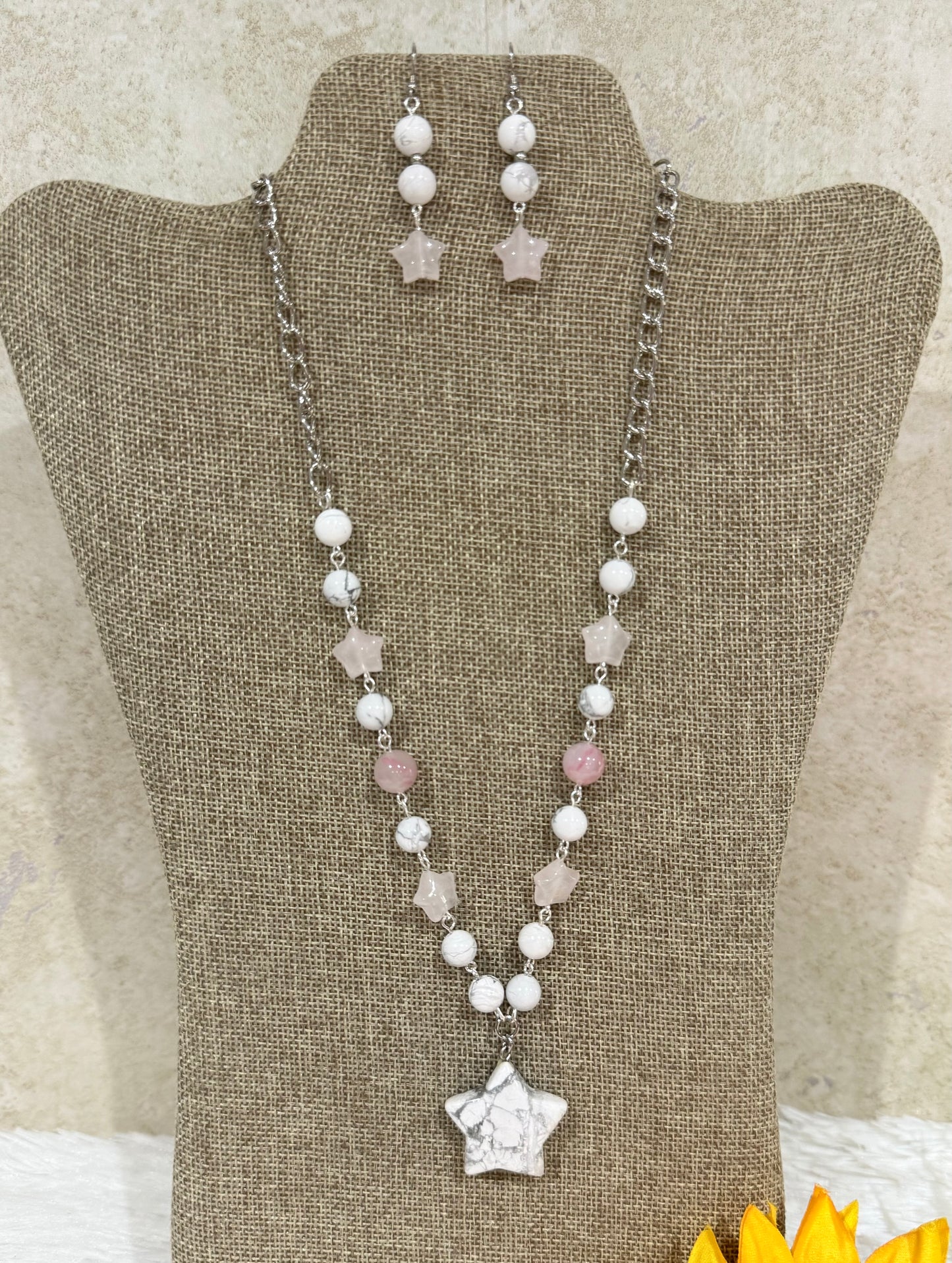 1139. Short necklace with howlite and rose quartz.