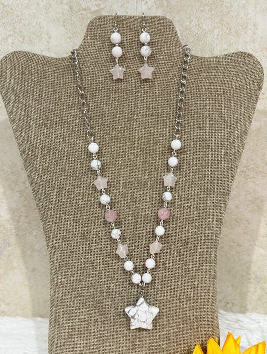 1139. Short necklace with howlite and rose quartz.