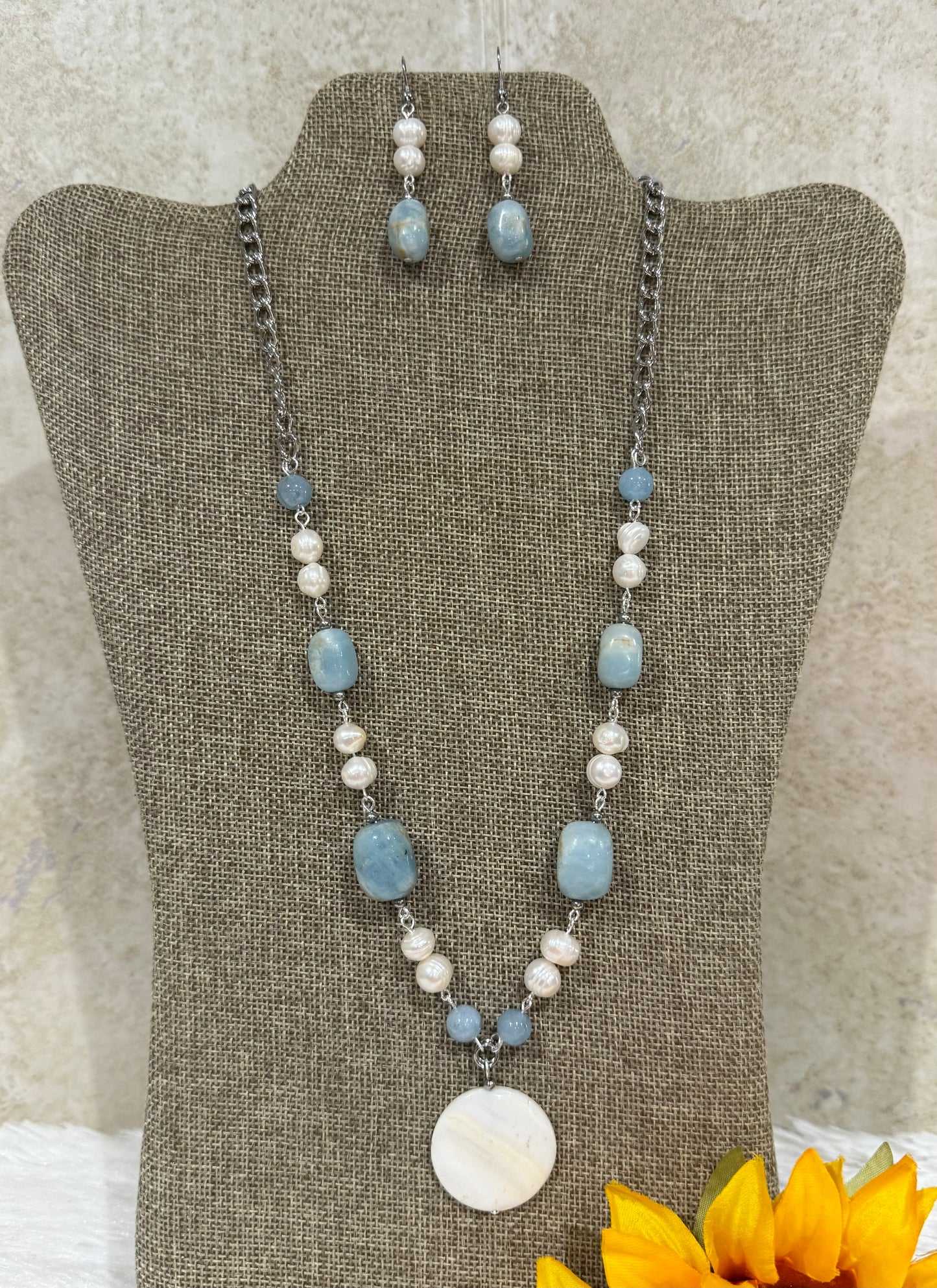 1142. Short necklace with Aquamarine and fresh water pearls.