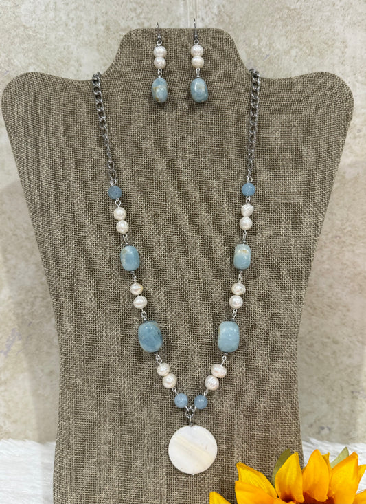 1142. Short necklace with Aquamarine and fresh water pearls.