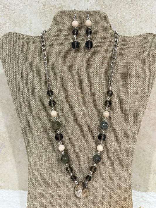 1149. Short necklace with smoky quartz, labradorite and natural fossil.