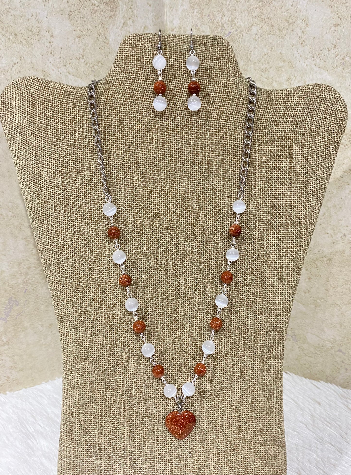 1128. Short necklace with selenite and venturine.