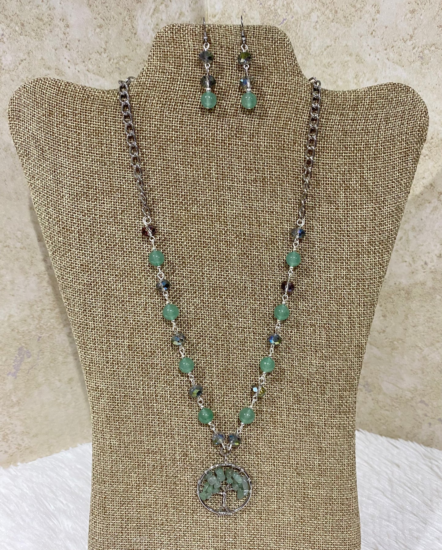 1116. Short necklace with green crystal and aventurine. Tree of life