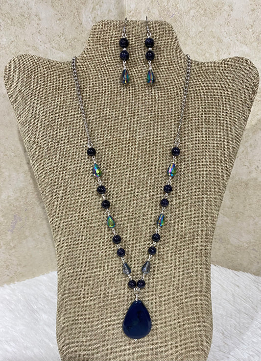 1124. Short necklace with crystal and blue venturine.