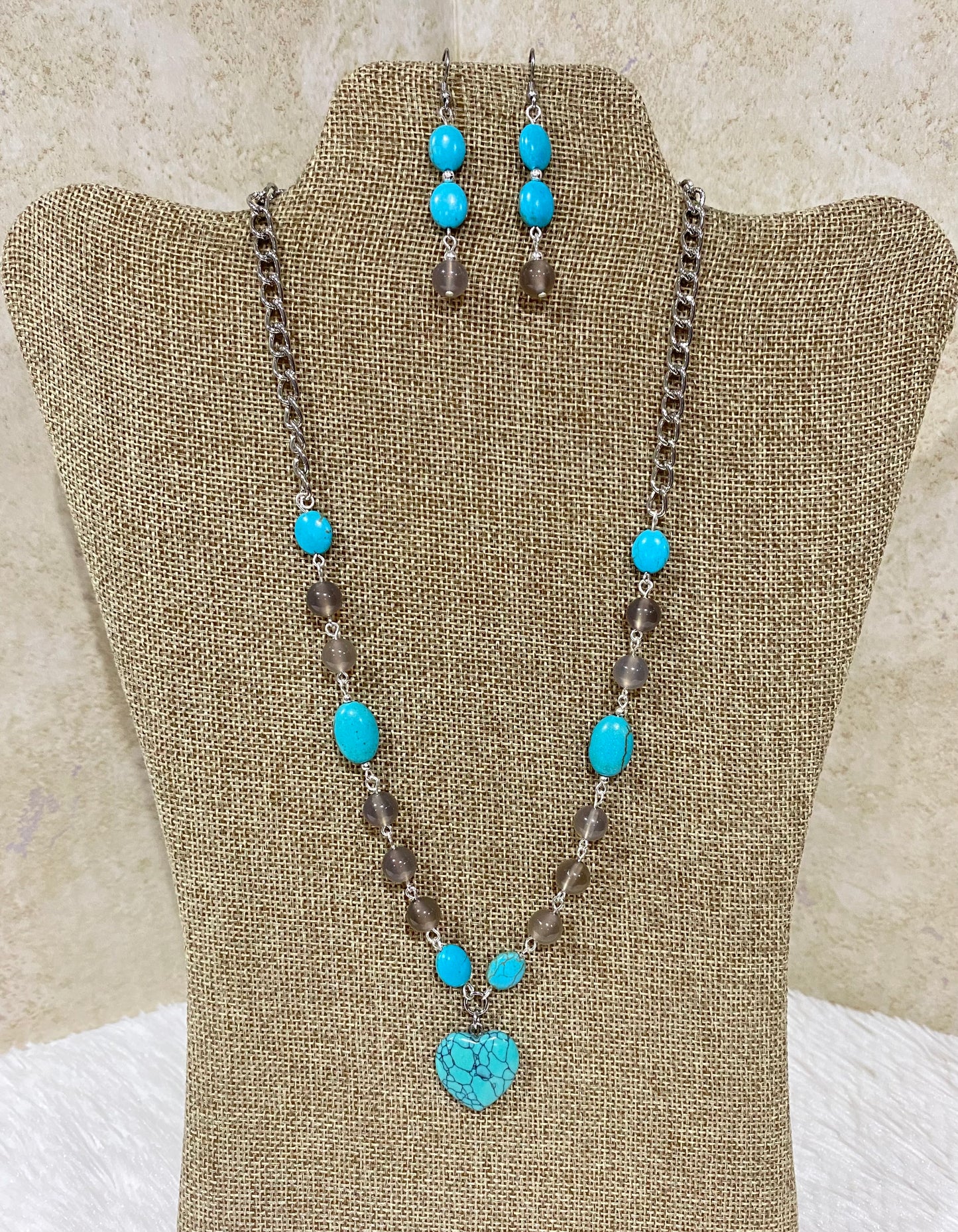 1129. Short necklace with turquoise and gray agate.