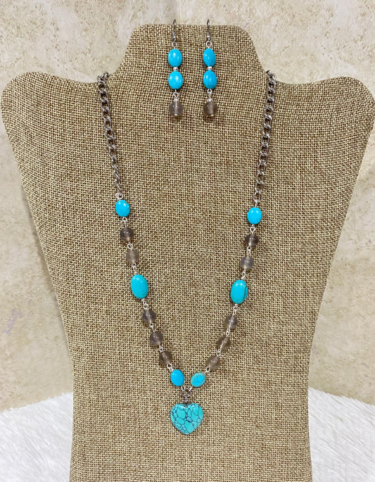 1129. Short necklace with turquoise and gray agate.